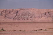 Linienmuster durch verformte Gesteinsschichten am Rand des Elburs-Gebirges, Iran
