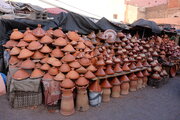 Stand mit Tajine-Töpfen im Souk von Marrakech, Marokko
