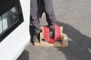 Schuhreinigung vor dem Einsteigen in den Bus