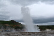 Fontäne eines Geysirs im Geysirfeld Strokkur, Island