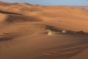 Spuren im Sand des Erg Chebbi, Marokko