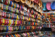 Schuhe und Lederwaren im Souk von Marrakech, Marokko